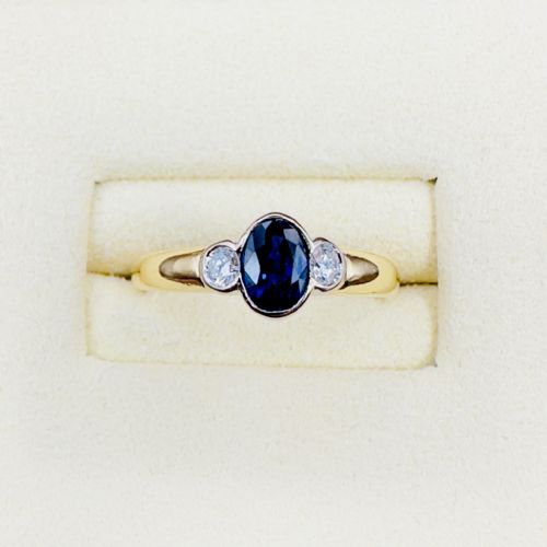 18CT GOLD SAPPHIRE AND DIAMOND THREE STONE RING - ADDITIONAL PHOTO 11