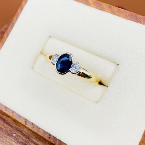 18CT GOLD SAPPHIRE AND DIAMOND THREE STONE RING - ADDITIONAL PHOTO 1