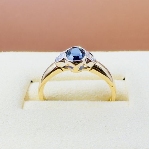 18CT GOLD SAPPHIRE AND DIAMOND THREE STONE RING - ADDITIONAL PHOTO 2