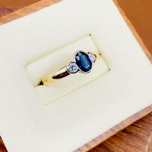 18CT GOLD SAPPHIRE AND DIAMOND THREE STONE RING - ADDITIONAL PHOTO 3