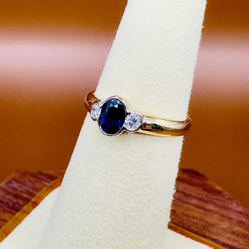 18CT GOLD SAPPHIRE AND DIAMOND THREE STONE RING - ADDITIONAL PHOTO 4