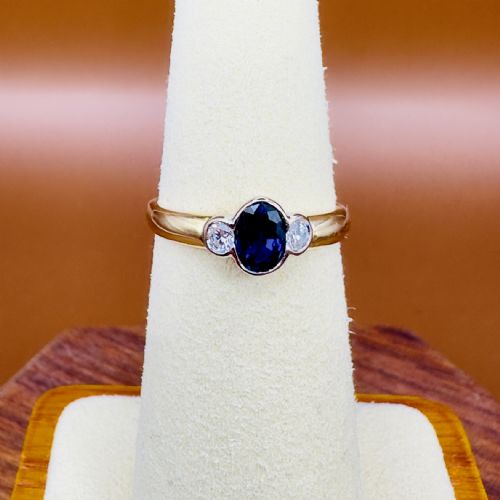 18CT GOLD SAPPHIRE AND DIAMOND THREE STONE RING - ADDITIONAL PHOTO 5