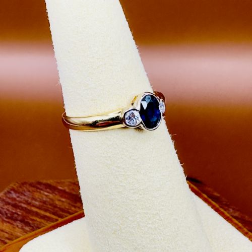 18CT GOLD SAPPHIRE AND DIAMOND THREE STONE RING - ADDITIONAL PHOTO 6