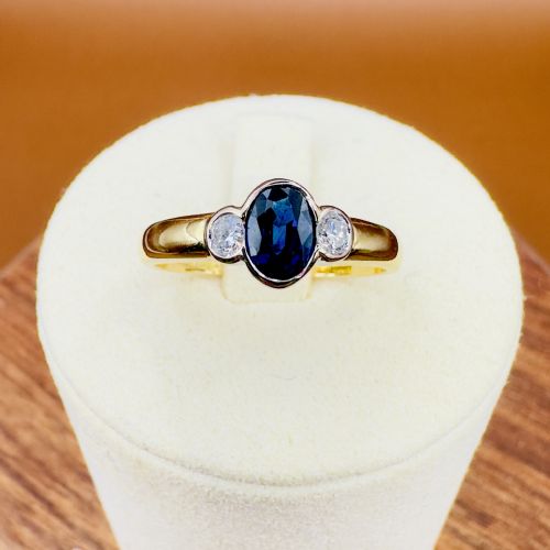 18CT GOLD SAPPHIRE AND DIAMOND THREE STONE RING - ADDITIONAL PHOTO 7
