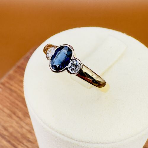 18CT GOLD SAPPHIRE AND DIAMOND THREE STONE RING - ADDITIONAL PHOTO 8
