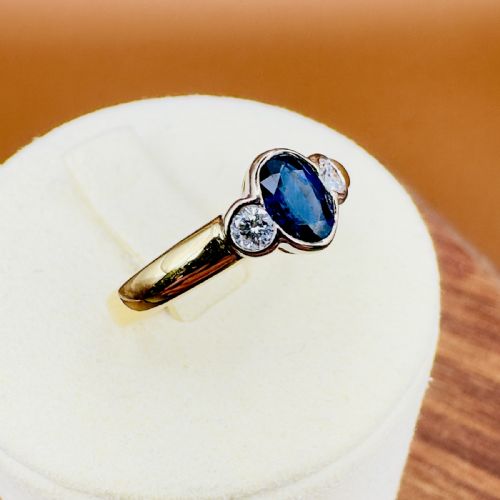 18CT GOLD SAPPHIRE AND DIAMOND THREE STONE RING - ADDITIONAL PHOTO 9