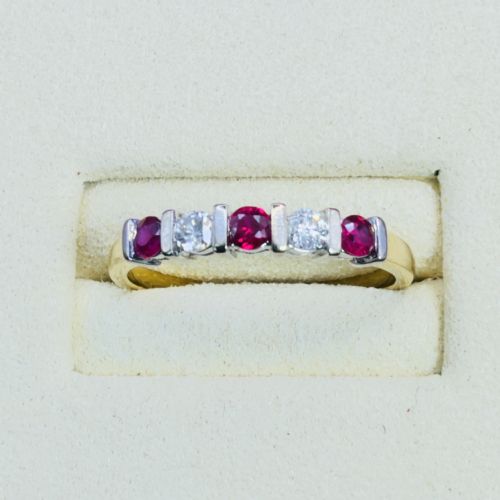 18CT GOLD FIVE STONE RUBY AND DIAMOND 015CT BAND RING - ADDITIONAL PHOTO 6