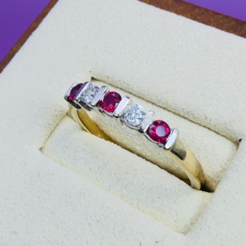 18CT GOLD FIVE STONE RUBY AND DIAMOND 015CT BAND RING - ADDITIONAL PHOTO 2