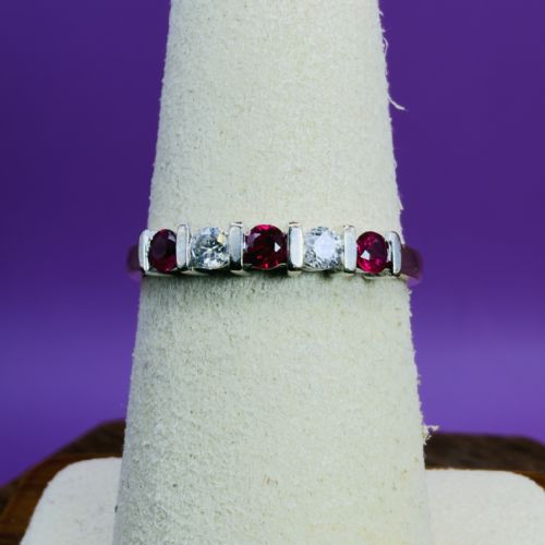 18CT GOLD FIVE STONE RUBY AND DIAMOND 015CT BAND RING - ADDITIONAL PHOTO 3