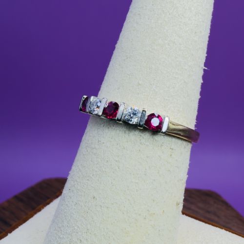 18CT GOLD FIVE STONE RUBY AND DIAMOND 015CT BAND RING - ADDITIONAL PHOTO 4