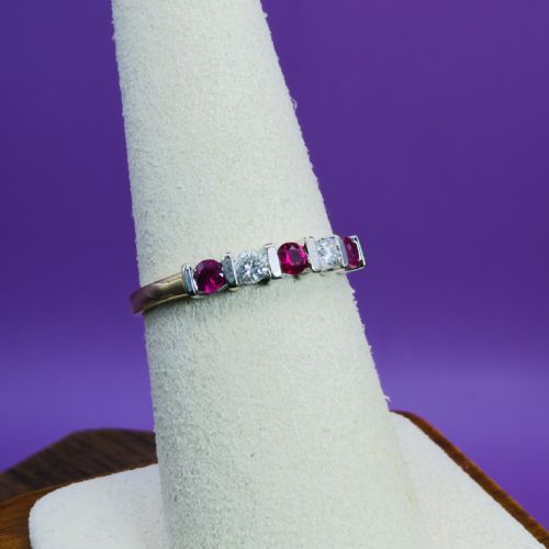 18CT GOLD FIVE STONE RUBY AND DIAMOND 015CT BAND RING - ADDITIONAL PHOTO 5