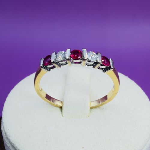 18CT GOLD FIVE STONE RUBY AND DIAMOND 015CT BAND RING - ADDITIONAL PHOTO 7
