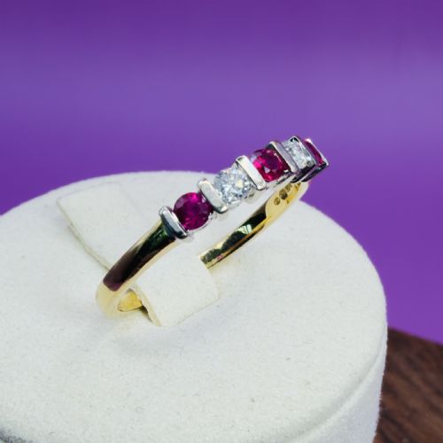 18CT GOLD FIVE STONE RUBY AND DIAMOND 015CT BAND RING - ADDITIONAL PHOTO 9