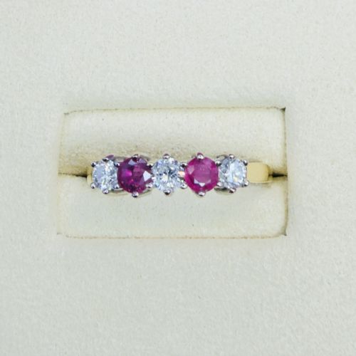 18CT GOLD FIVE STONE DIAMOND 025CT AND RUBY BAND RING - ADDITIONAL PHOTO 7