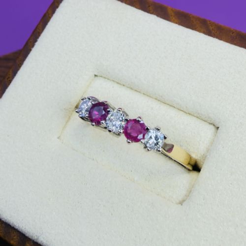 18CT GOLD FIVE STONE DIAMOND 025CT AND RUBY BAND RING - ADDITIONAL PHOTO 1