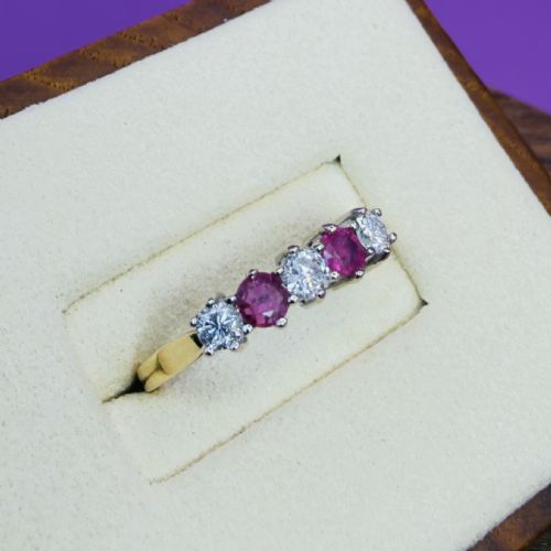 18CT GOLD FIVE STONE DIAMOND 025CT AND RUBY BAND RING - ADDITIONAL PHOTO 2