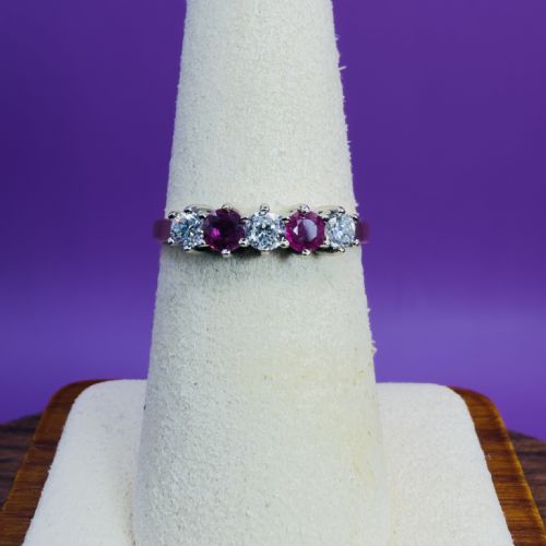 18CT GOLD FIVE STONE DIAMOND 025CT AND RUBY BAND RING - ADDITIONAL PHOTO 5