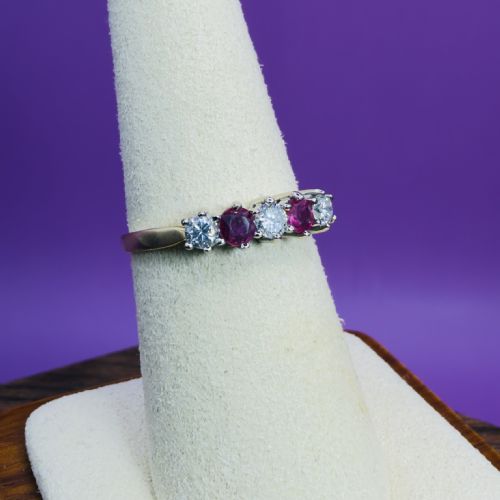 18CT GOLD FIVE STONE DIAMOND 025CT AND RUBY BAND RING - ADDITIONAL PHOTO 6