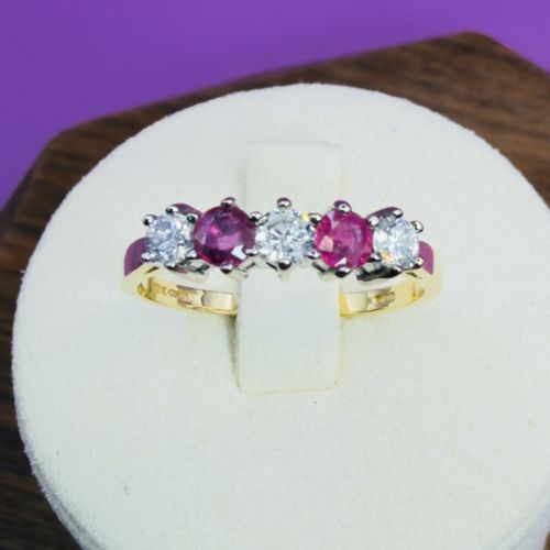 18CT GOLD FIVE STONE DIAMOND 025CT AND RUBY BAND RING