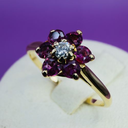 18CT GOLD DIAMOND AND RUBY DAISY CLUSTER RING