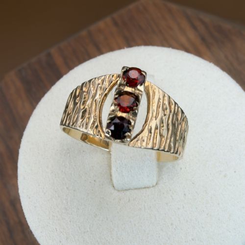 9ct Gold Vintage Bark Effect Three Stone Garnet Ring C.1960's