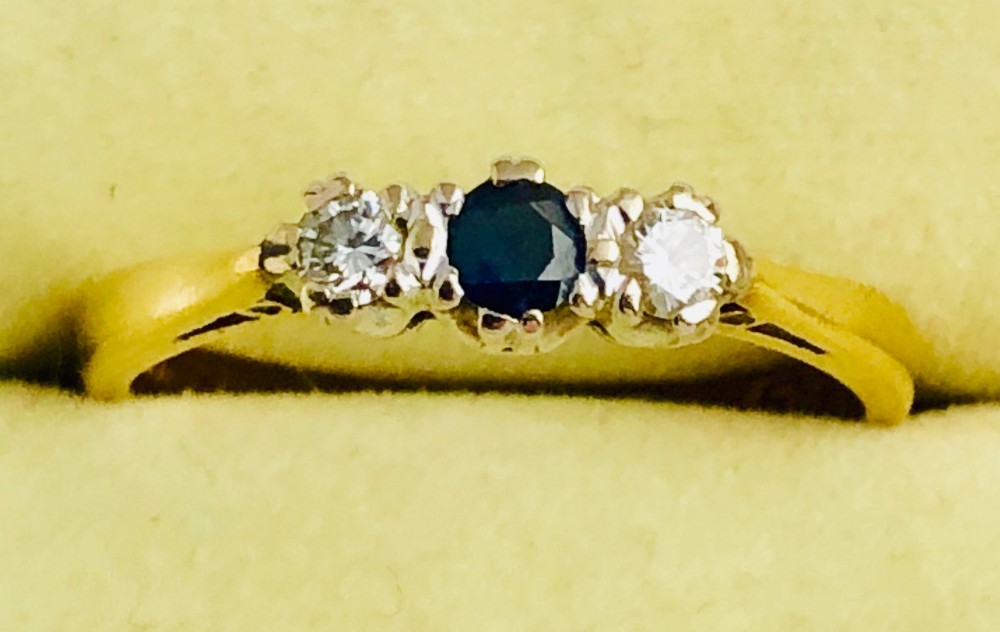 18ct Yellow Gold Sapphire and Diamond trilogy ring. Size P