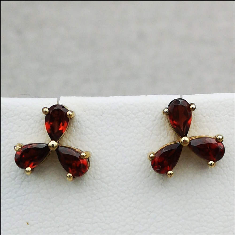 9ct Gold Garnet Stud Earrings
