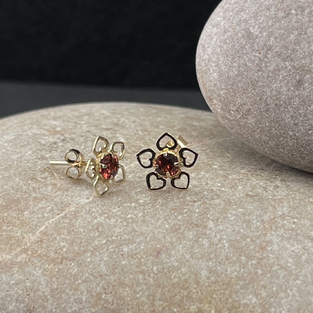 9ct Gold Garnet Stud Earrings