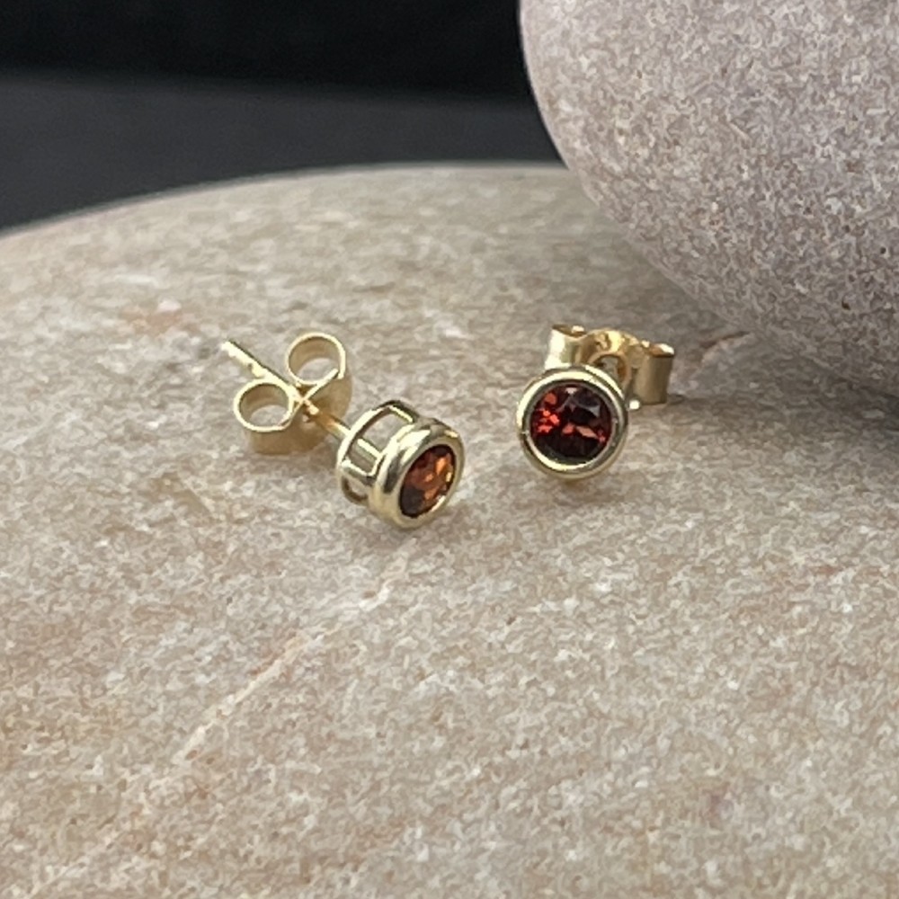 9ct Gold Garnet Stud Earrings