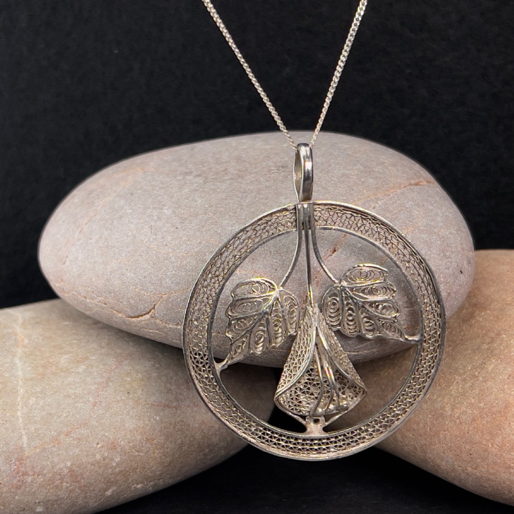Antique Art Deco Floral & Leaf Silver Round Lace Pendant Necklace