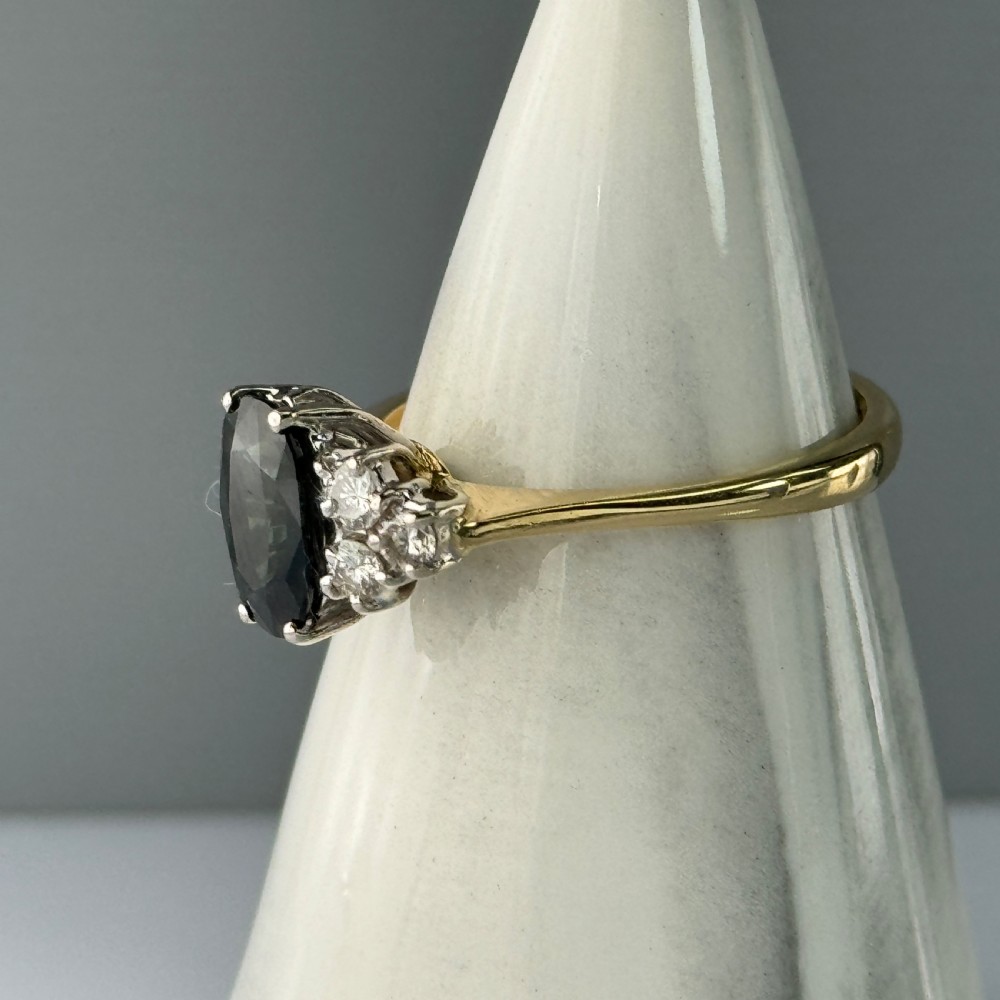 18ct Gold Oval Cut Sapphire & Diamond Cluster Ring View V