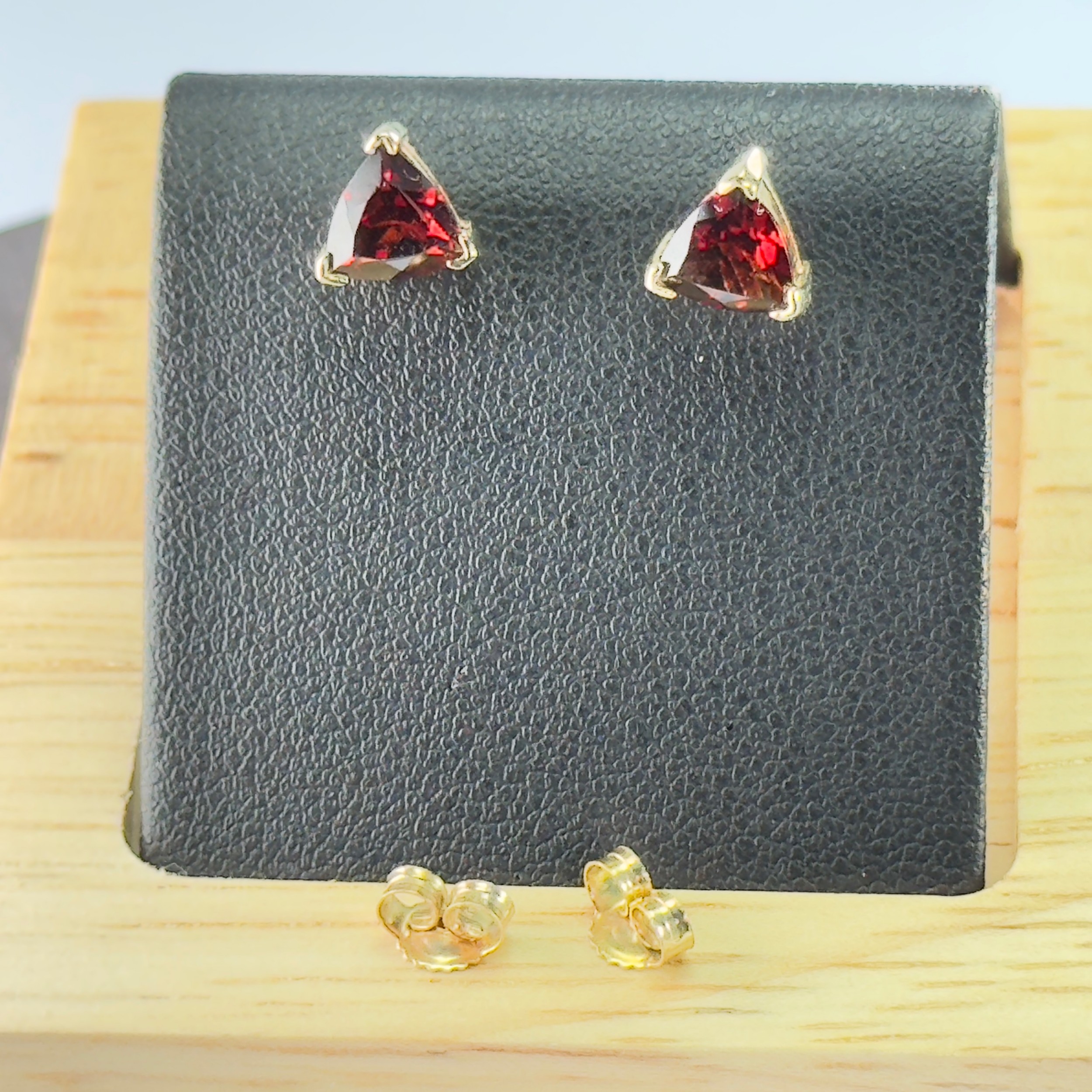 9ct Gold Garnet Stud Earrings