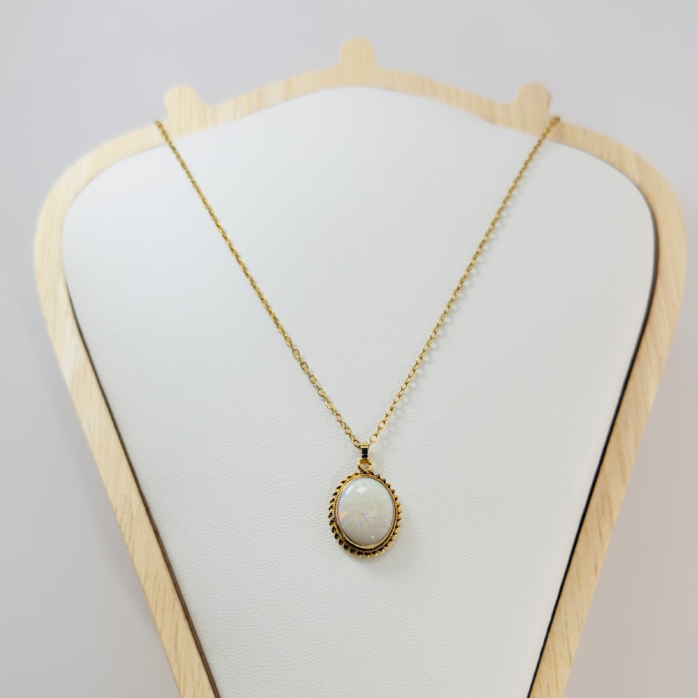 9ct Gold Large Oval Cut Opal Pendant Necklace