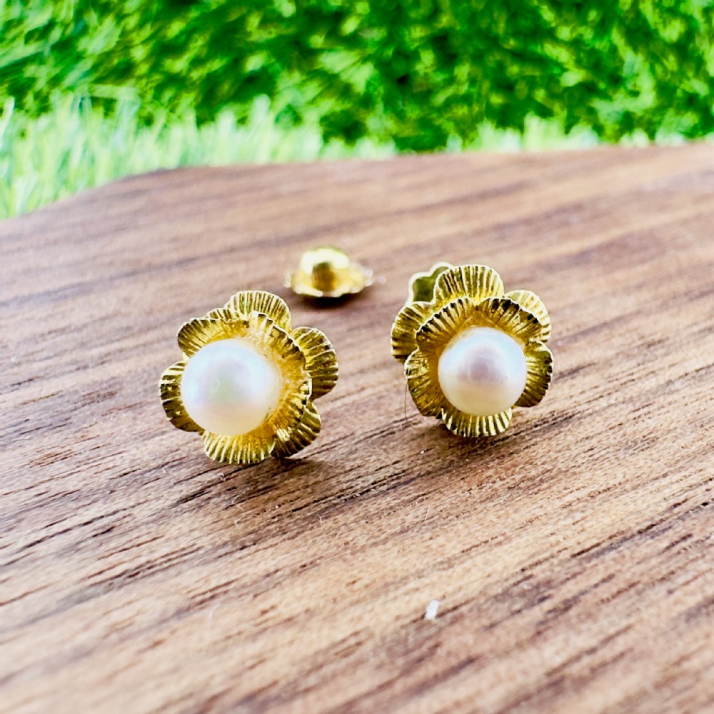 18ct Gold Pearl Flower Screw Back Stud Earrings