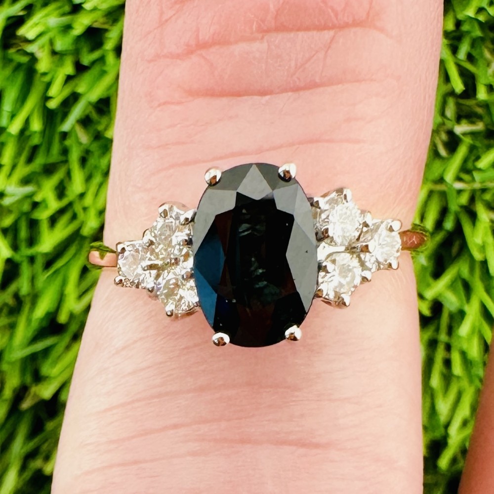 18ct Gold Oval Cut Sapphire and Diamond Cluster Ring