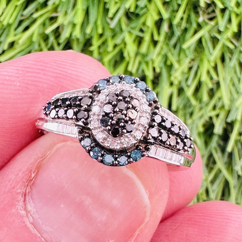 9ct White Gold Vintage Blue and White Natural Diamond (1.00ct) Cluster Ring