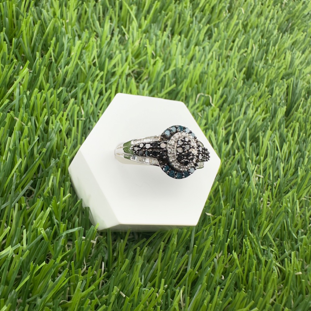 9ct White Gold Vintage Blue and White Natural Diamond (1.00ct) Cluster Ring View IX