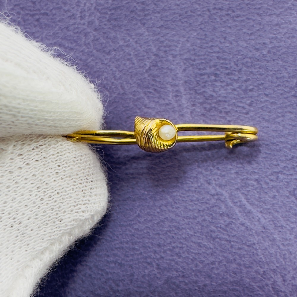 15ct Gold Victorian Natural Pearl in Shell Brooch