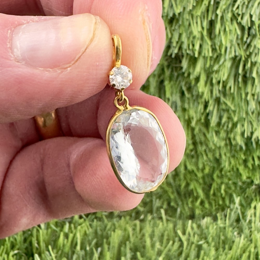  18ct Gold Large Oval Cut Aquamarine (7.00ct) and Diamond (0.20ct) Pendant
