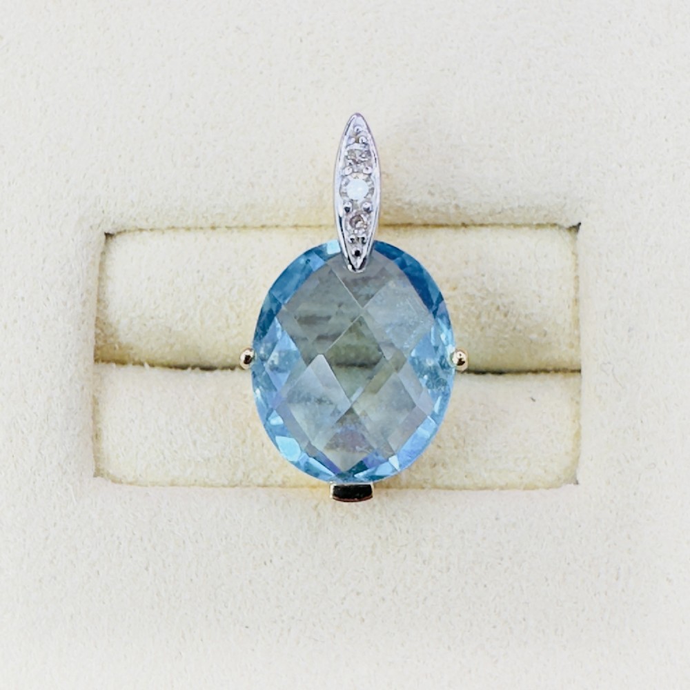 18ct Gold Faceted Blue Topaz (5.00ct) and Diamond Bale Pendant