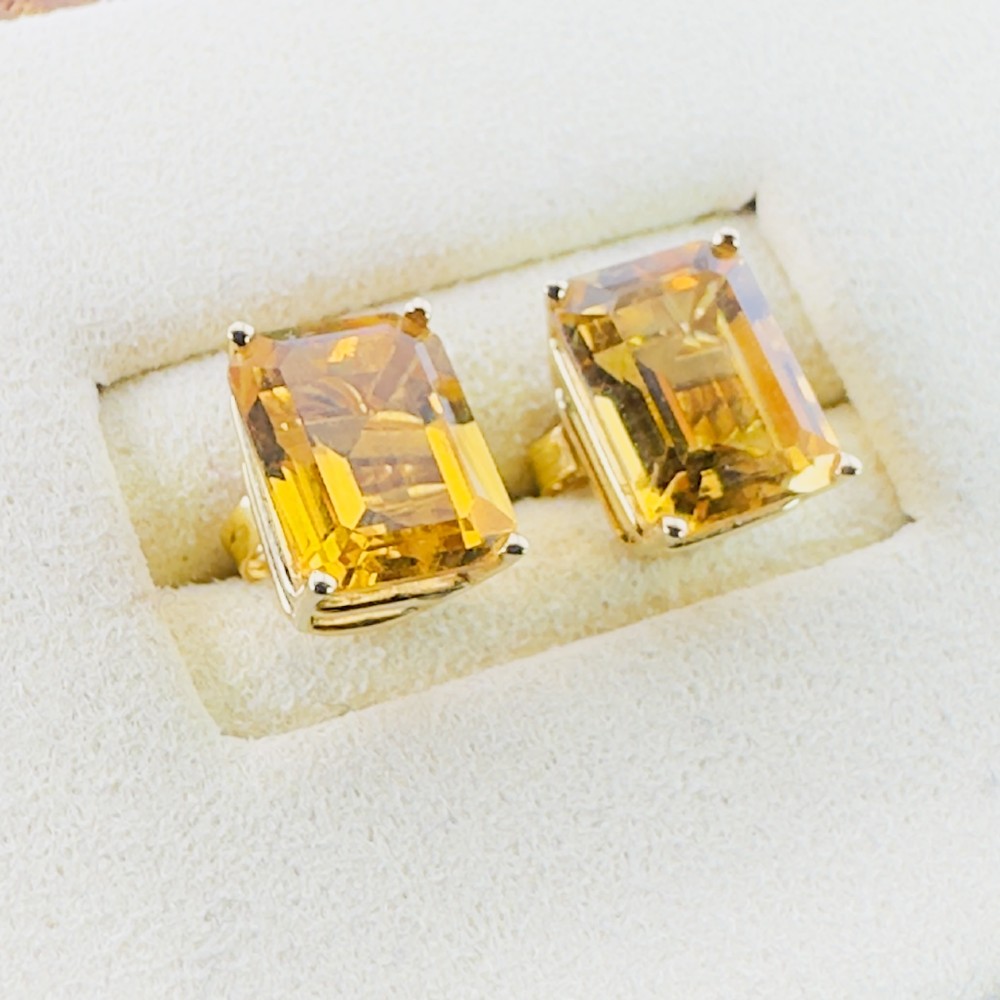 A pair of 14ct gold Art Deco stud earrings, each featuring a claw-set, emerald-cut golden yellow citrine gemstone.