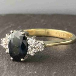 18CT GOLD OVAL CUT SAPPHIRE DIAMOND CLUSTER RING