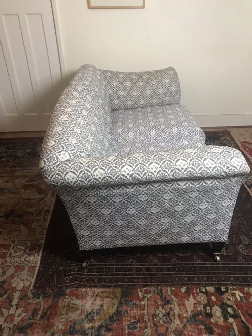 HOWARD AND SONS CHAPLIN MODEL FULLY STAMPED SOFA CIRCA 1880 - ADDITIONAL PHOTO 2