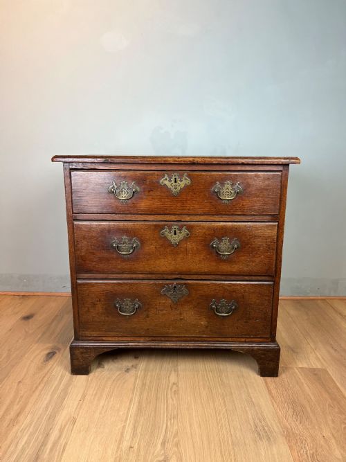 small oak chest of drawer circa 1750 - CATEGORY: ANTIQUE CHEST OF DRAWERS - DATED 1750