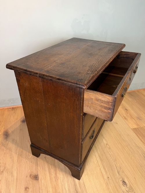 SMALL OAK CHEST OF DRAWER CIRCA 1750 - ADDITIONAL PHOTO 1