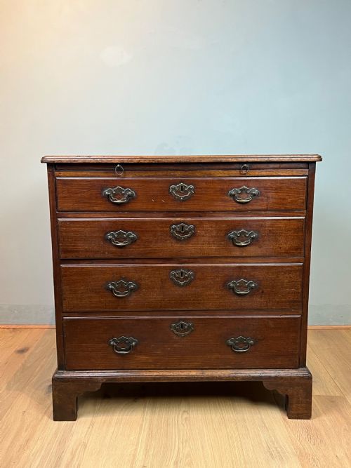 george 2nd virginian walnut chest of drawers with brushing slide - CATEGORY: ANTIQUE CHEST OF DRAWERS - DATED 18TH CENTURY