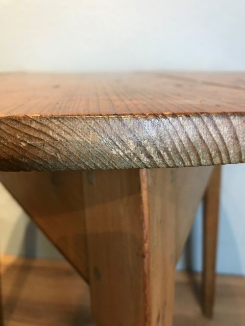ANTIQUE 19TH CENTURY PINE CRICKET TABLE - ADDITIONAL PHOTO 3