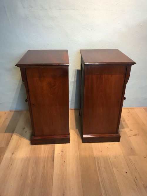 ANTIQUE PAIR OF MAHOGANY PEDESTAL CABINETS - ADDITIONAL PHOTO 3