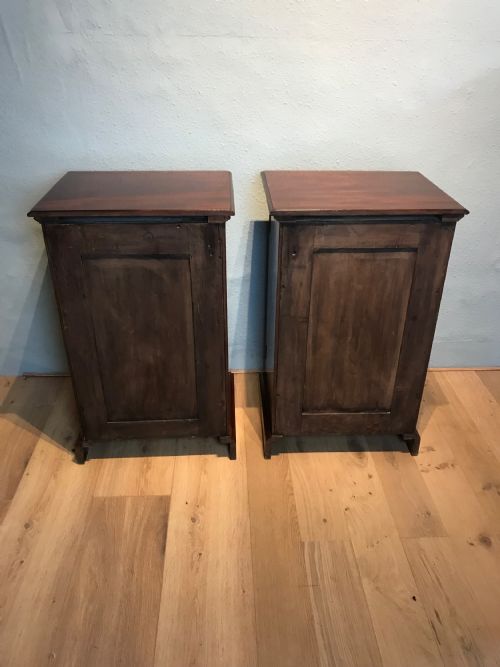 ANTIQUE PAIR OF MAHOGANY PEDESTAL CABINETS - ADDITIONAL PHOTO 4