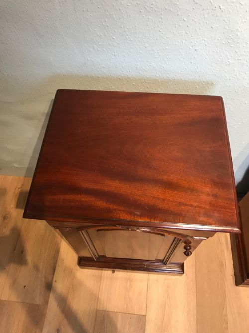 ANTIQUE PAIR OF MAHOGANY PEDESTAL CABINETS - ADDITIONAL PHOTO 5